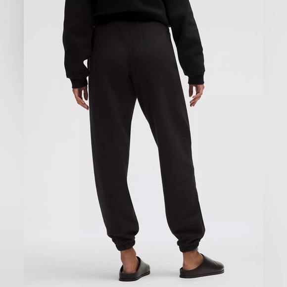 Lululemon Scuba Mid-Rise Oversized Jogger
Regular - Picture 3 of 12